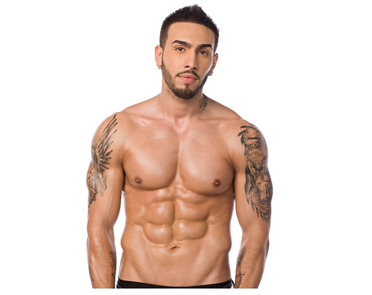 De cum s-a lansat, artistul a inceput sa-si tatueze corpul