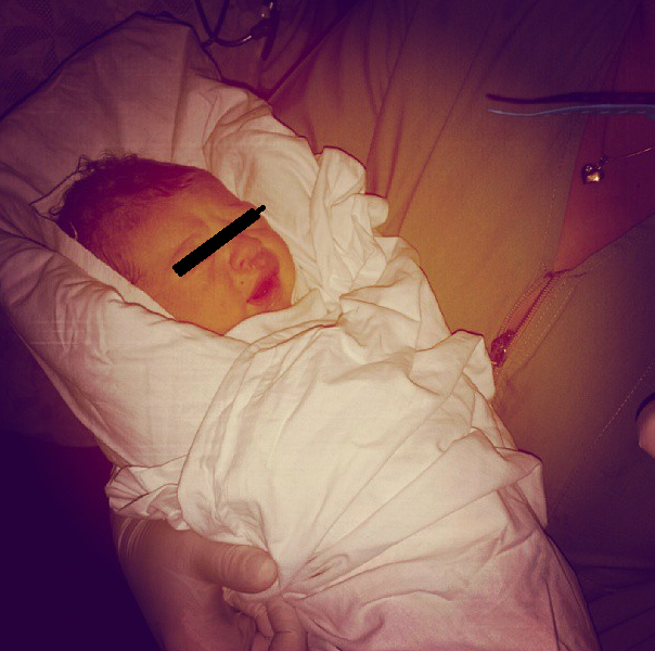 Inca de cand a fost acasa, bebelusul a fost suprins de cantaret in diferite ipostaze