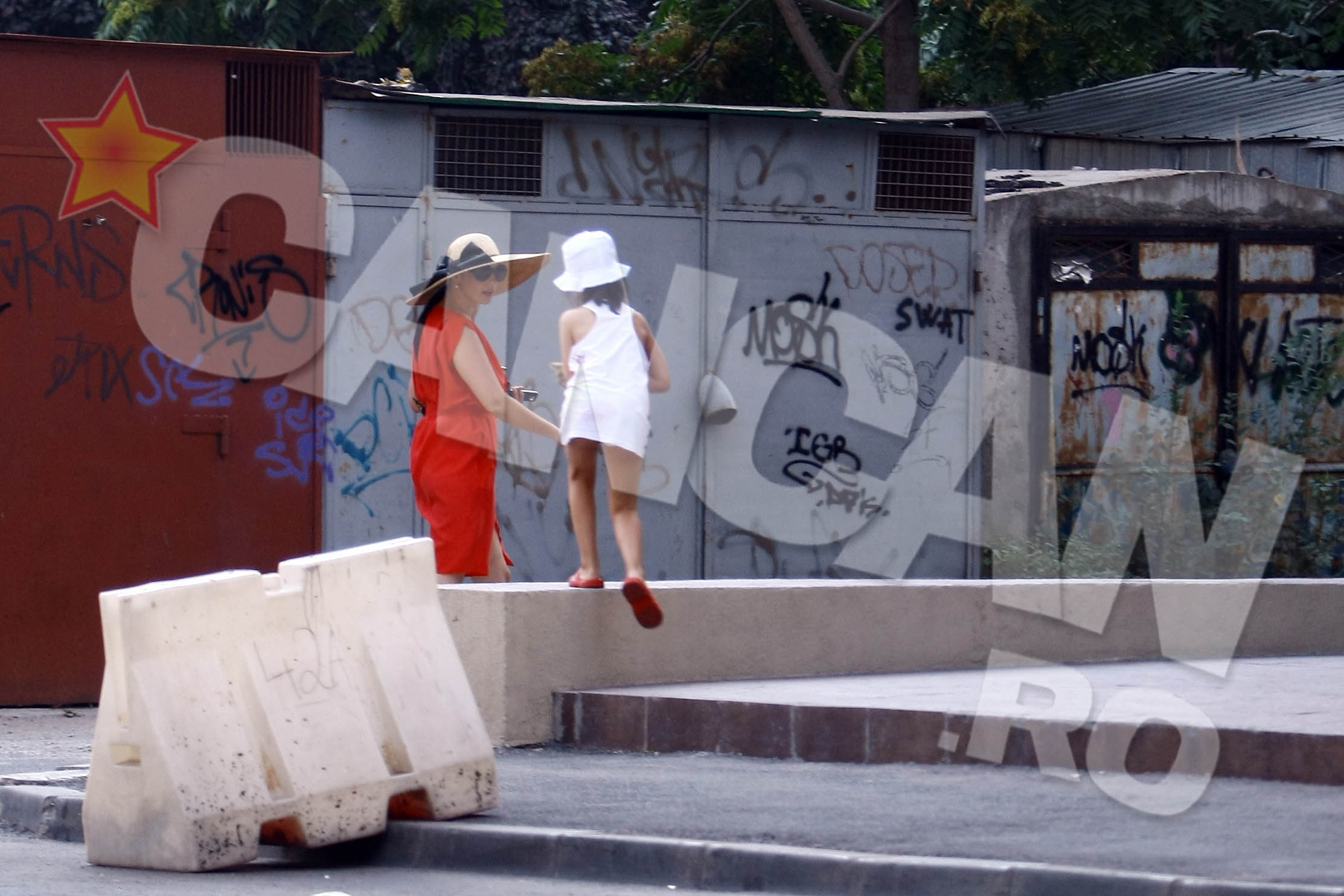 Violeta alearga in jurul blocului