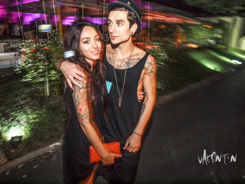 Cantareata alaturi de iubitul ei, Adrian