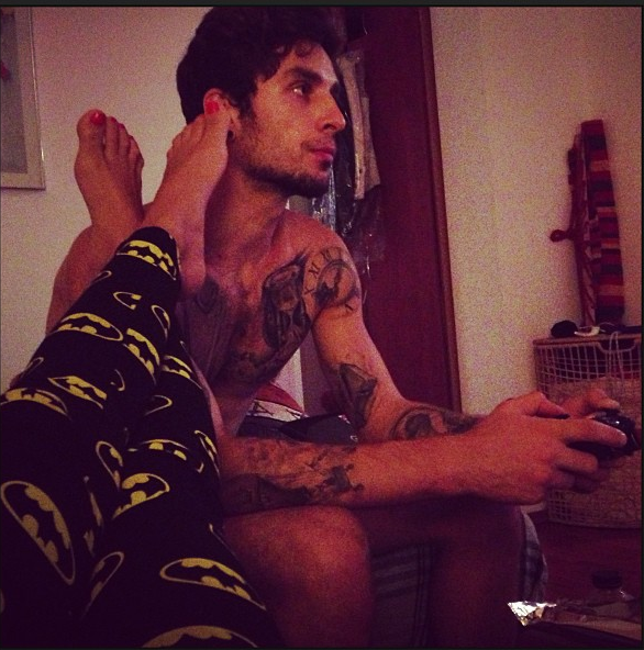 Ruby isi pune picioarele pe fata iubitului, in timp ce acesta e atent la un joc