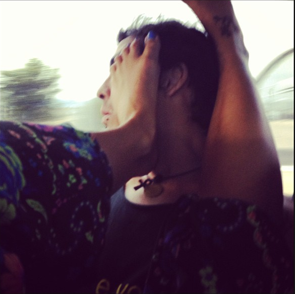 Delia profita de faptul ca Razvan doarme pentru a-i pune talpile pe fata