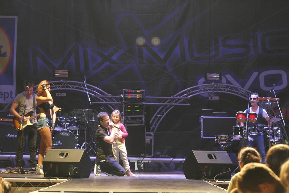 Micuta a cantat in fata a 20.000 de oameni