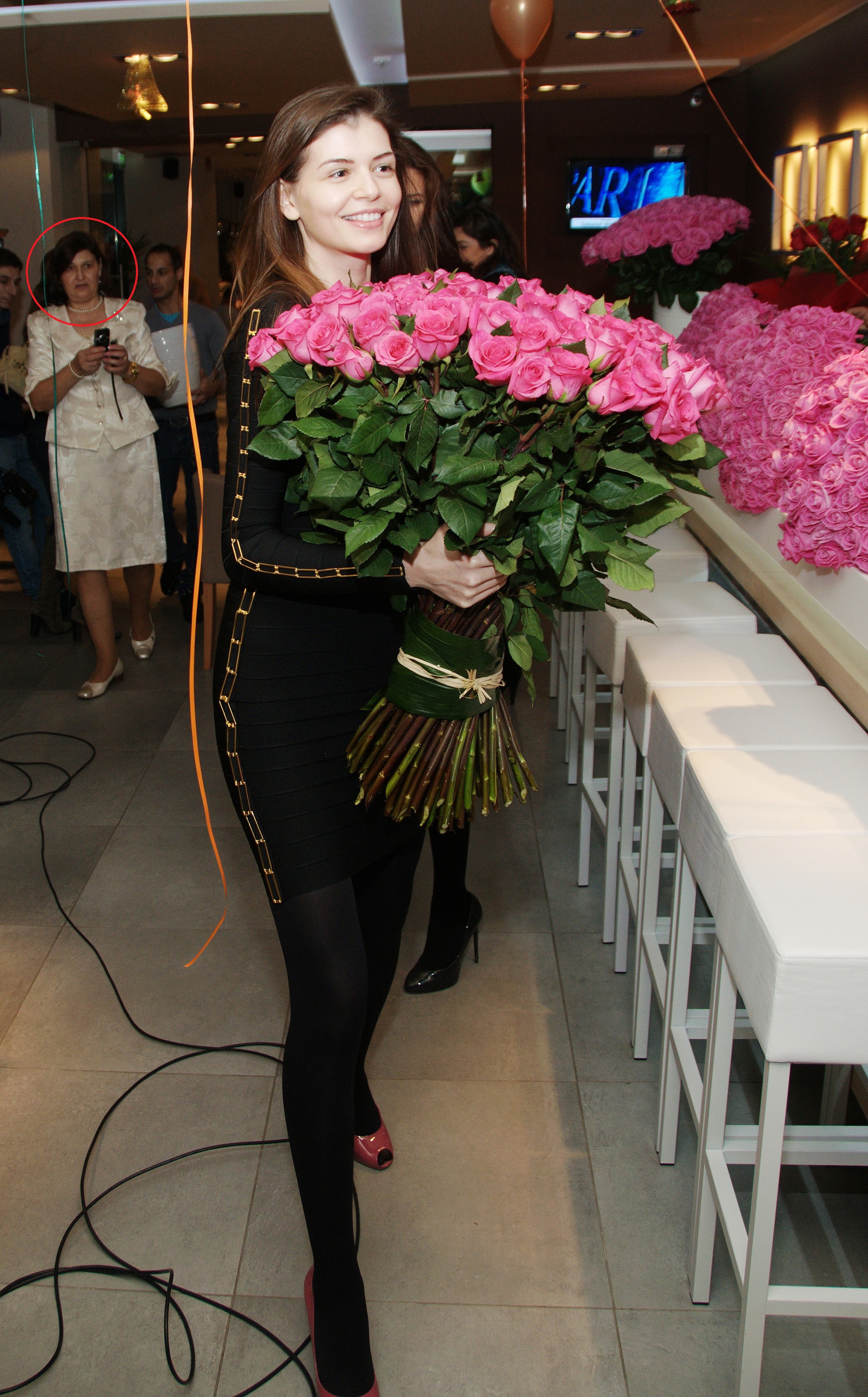 In urma cu un an, Monica Gabor se lauda ca Mr. Pink i-ar fi trimis 1000 de trandafiri la ziua fiicei sale