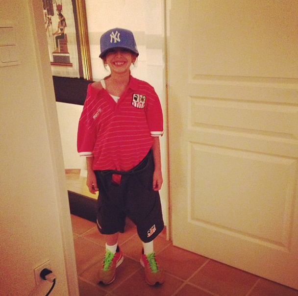 Adriana s-a imbracat cu echipamentul tatalui sau