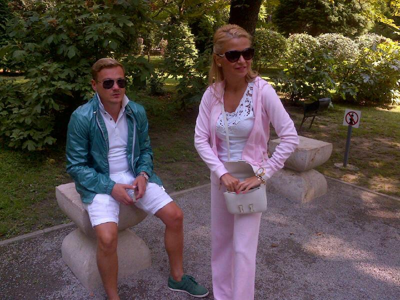 Blonda detine un lant de magazine de bijuterii