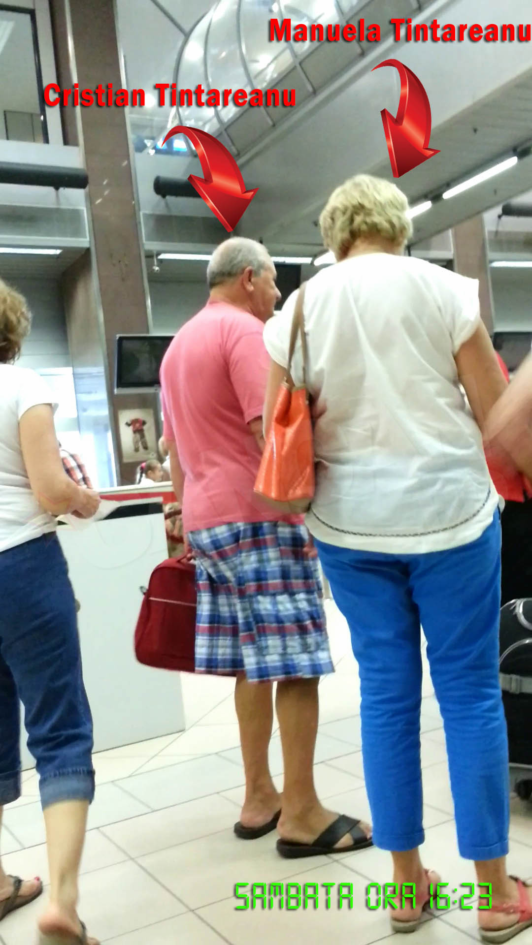 Omul de afaceri si sotia lui asteapta sa treaca de punctul de control