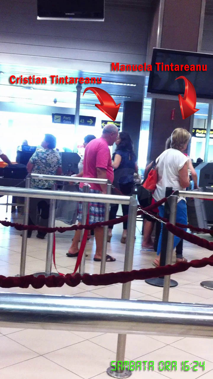 Cei doi soti se grabesc sa ajunga cat mai repede la avion