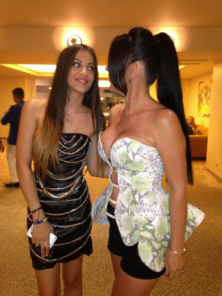 Bety a fost inconjurata de prietenele ei cele mai bune, care s-au afisat cu tinute foarte sexy