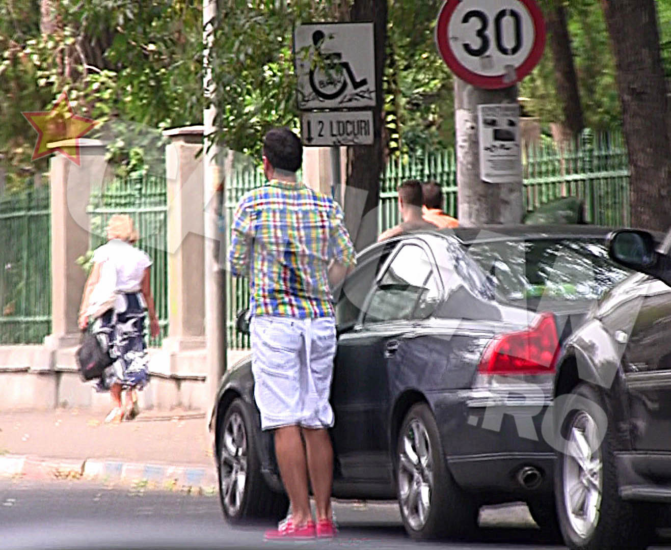 Cornel coboara din masina, ignorand parca indicatorul