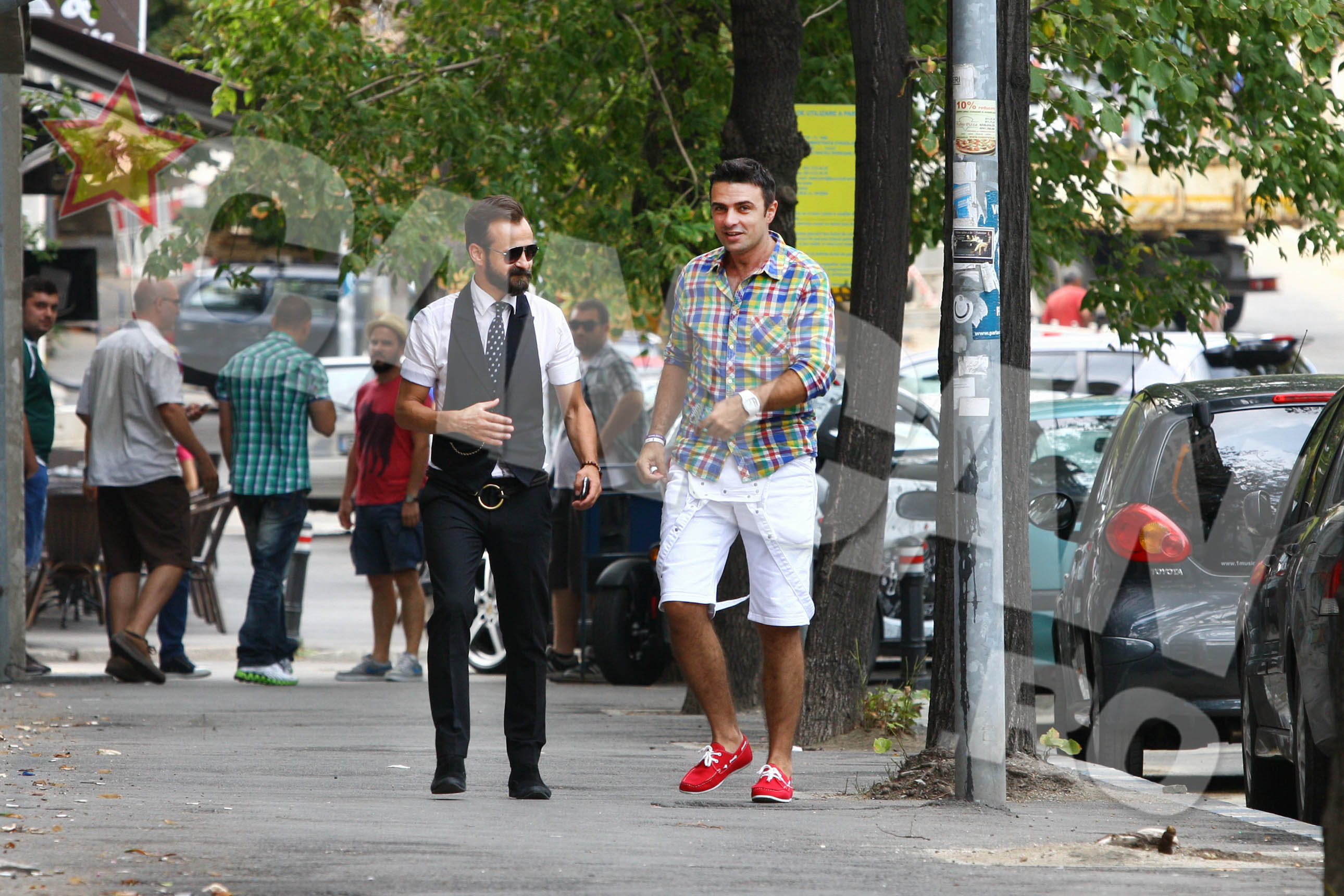 Cantaretul se intalneste pe trotuar cu un amic, designerul Florin Dobre, cunoscut drept 