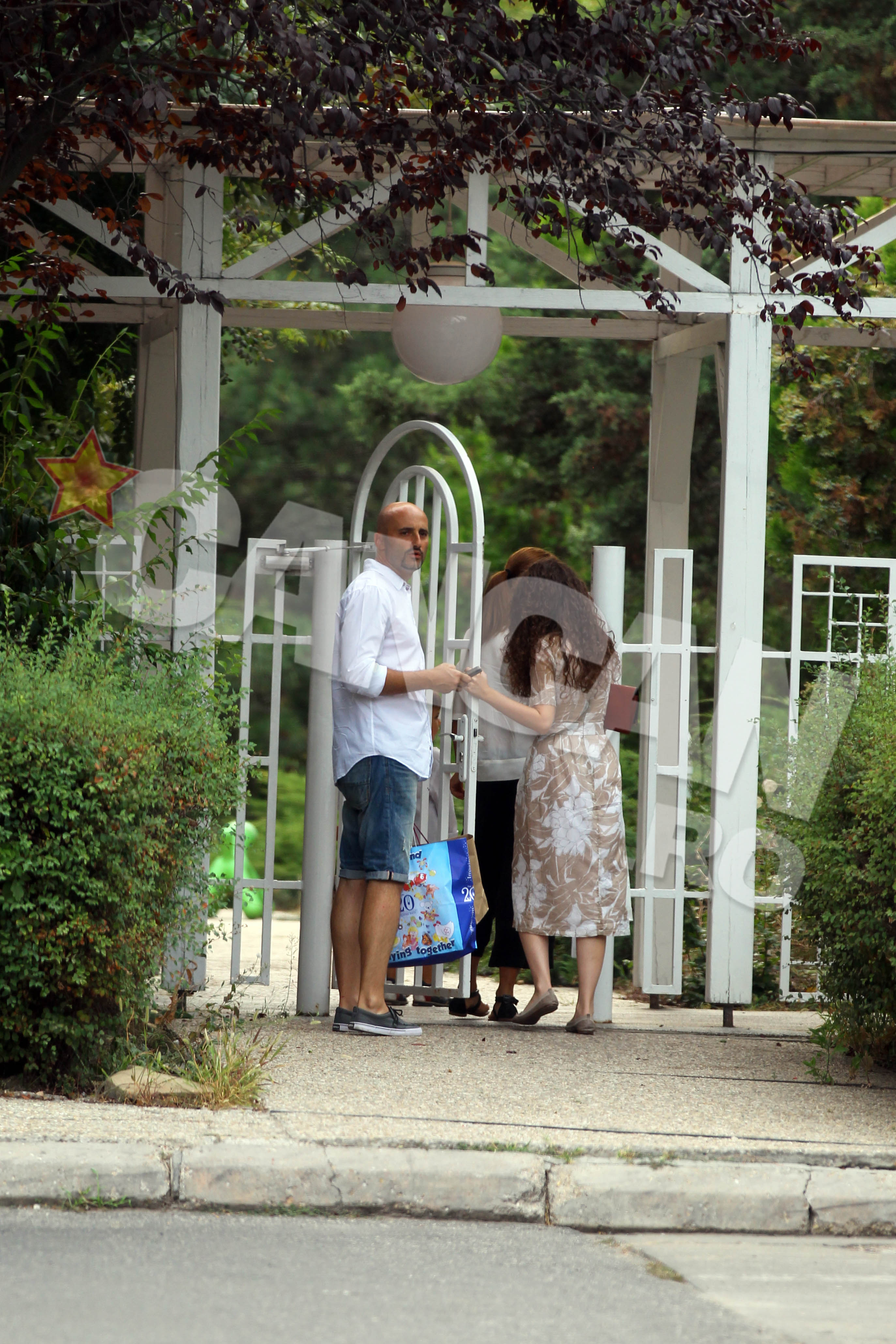 Familia Goia impreuna cu o prietena se indreapta catre un complex sportiv