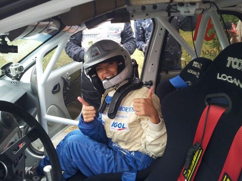 Dupa ce a incercat experienta de co-pilot, Roxana a urcat si la volanul autoturismului de curse