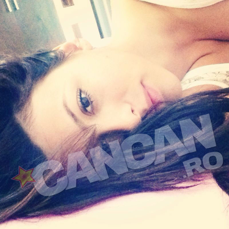 In fotografii, bruneta e inca in pat, dar arata fresh si gata de o noua zi