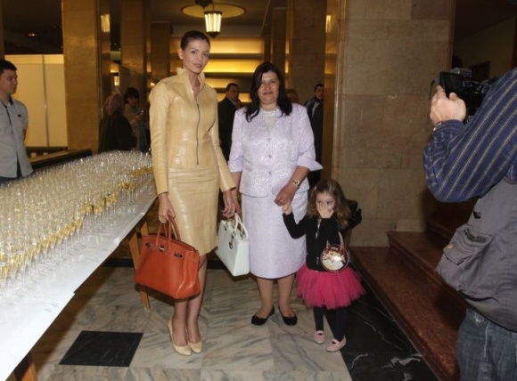 Micuta Irina a fost crescuta de bunica ei, cu care a locuit si in America