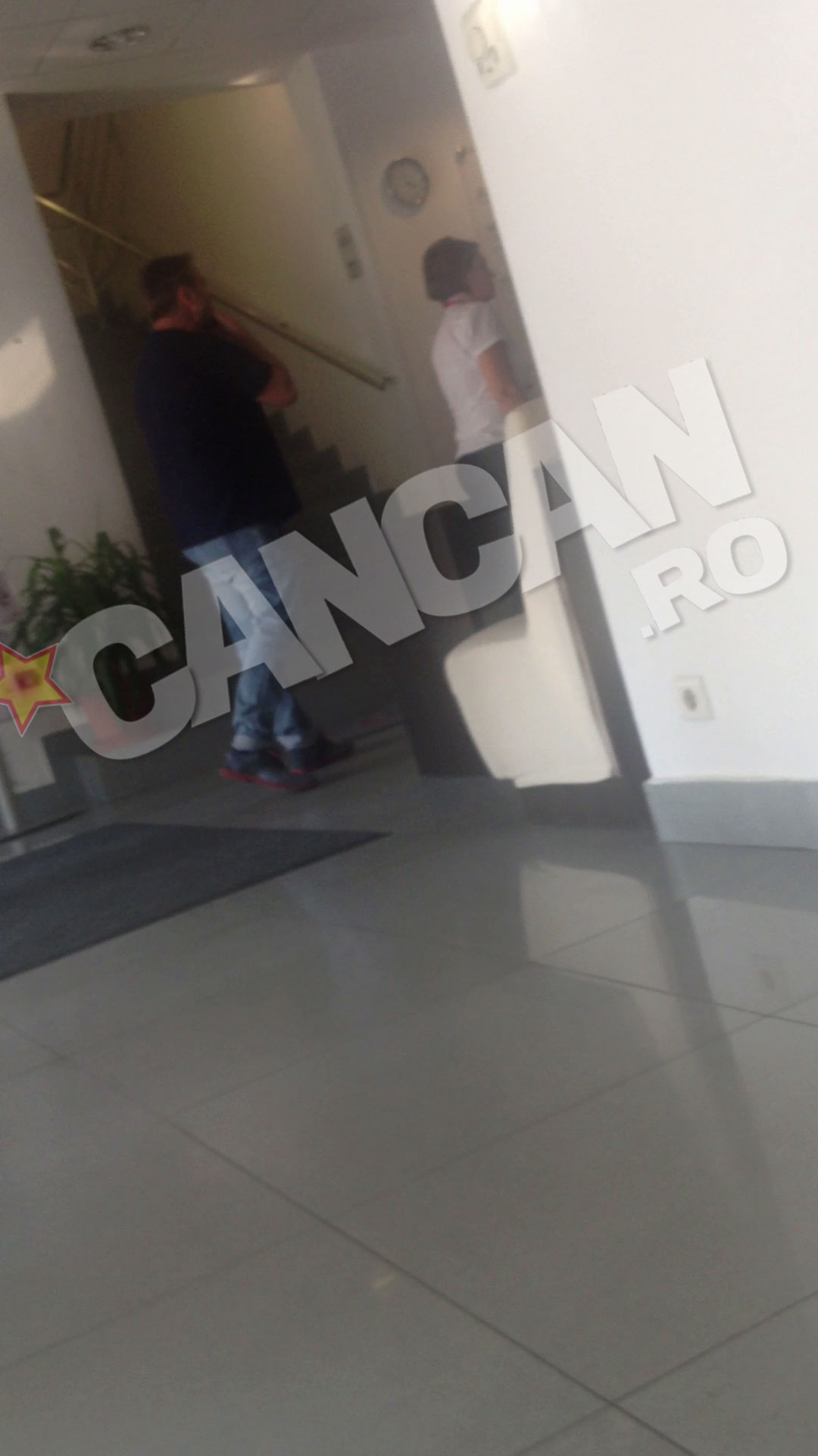 La ora 16:00, artistul a fost prezent la spital, unde a cerut cat mai multe informatii despre ambulanta in care se afla sotia lui, Alice Dumitrescu