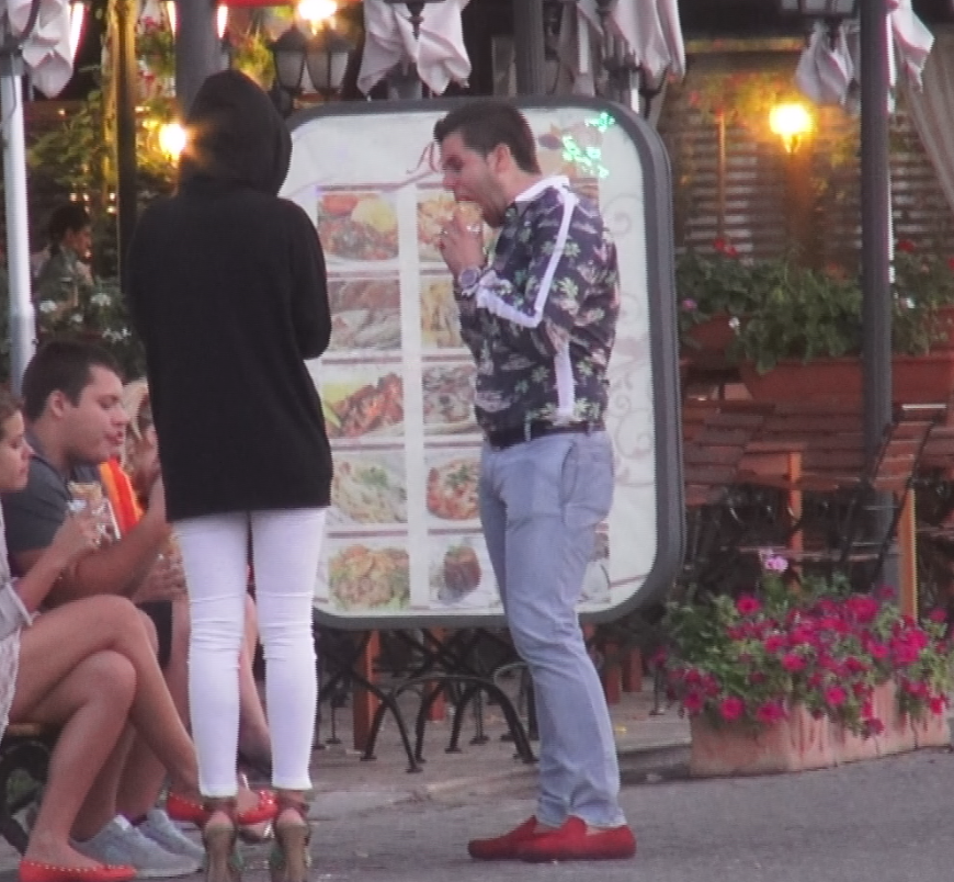 Andrei Penescu savureaza shaorma, chiar daca recunoaste ca tine dieta ca sa slabeasca