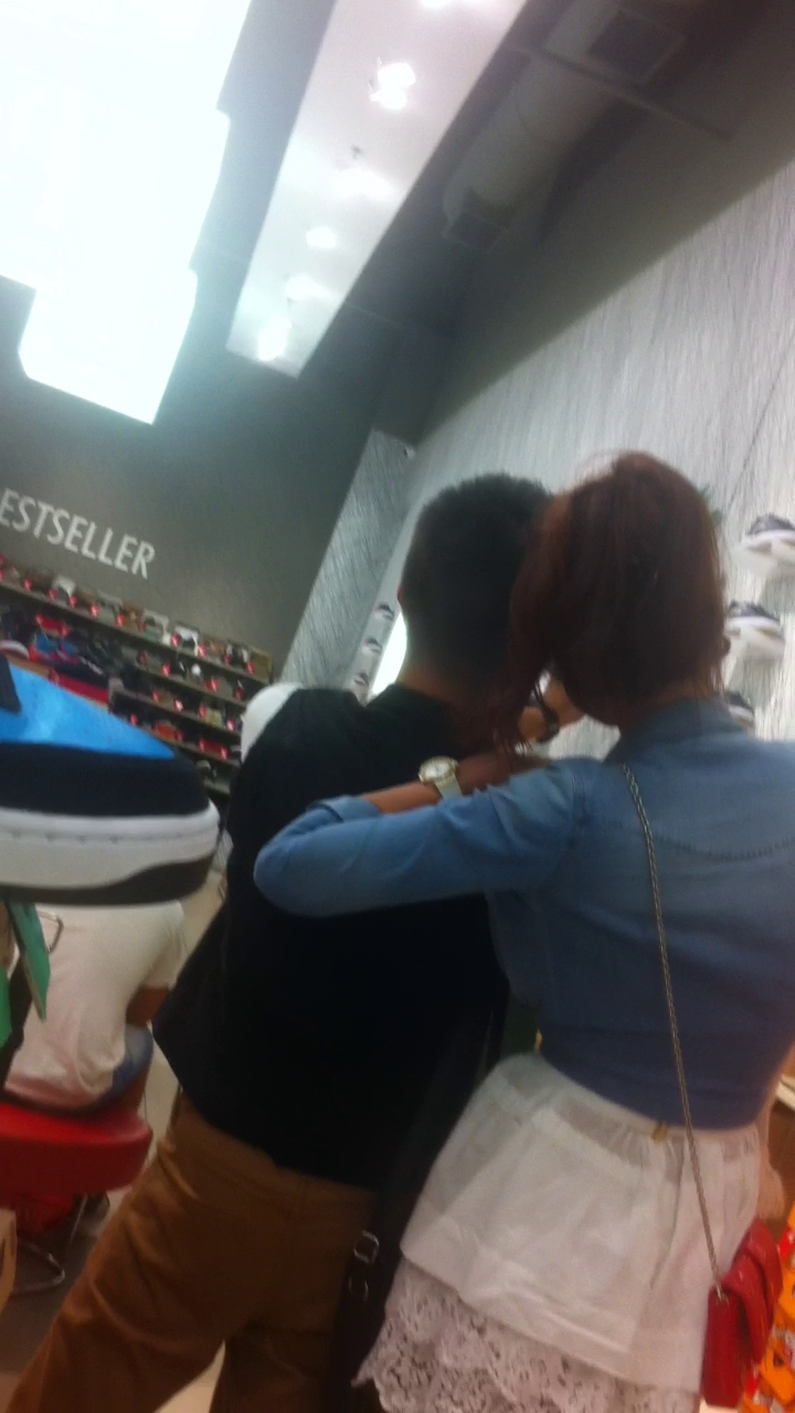 Un tanar a observat-o imediat pe roscata si a rugat-o sa faca o poza cu el