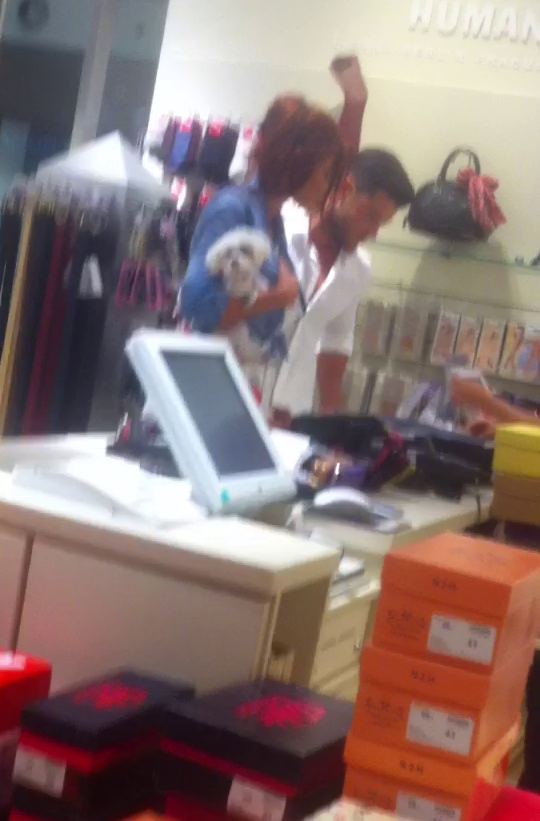 Dupa ce si-a cumparat incaltamintea, Victor a scos frumos cardul din portofel si a platit incaltamintea iubitei