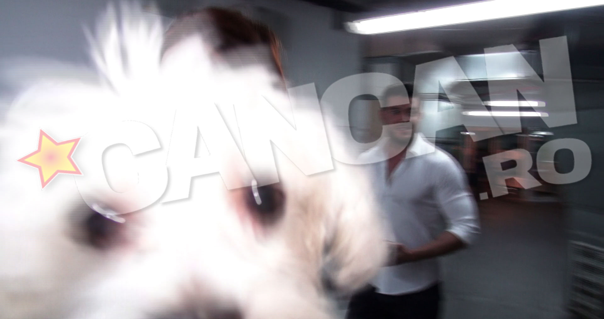 Grabita sa mearga spre masina, roscata l-a accidentat pe bietul bichon, lovindu-l de camera cu care era filmata