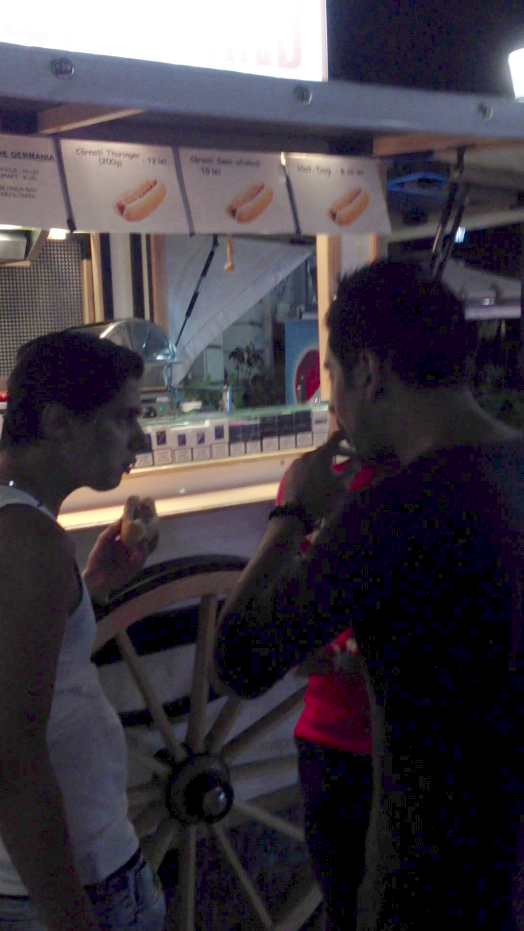 Carmin priveste in gol, incapabil sa desluseasca ce vorbeste prietenul sau