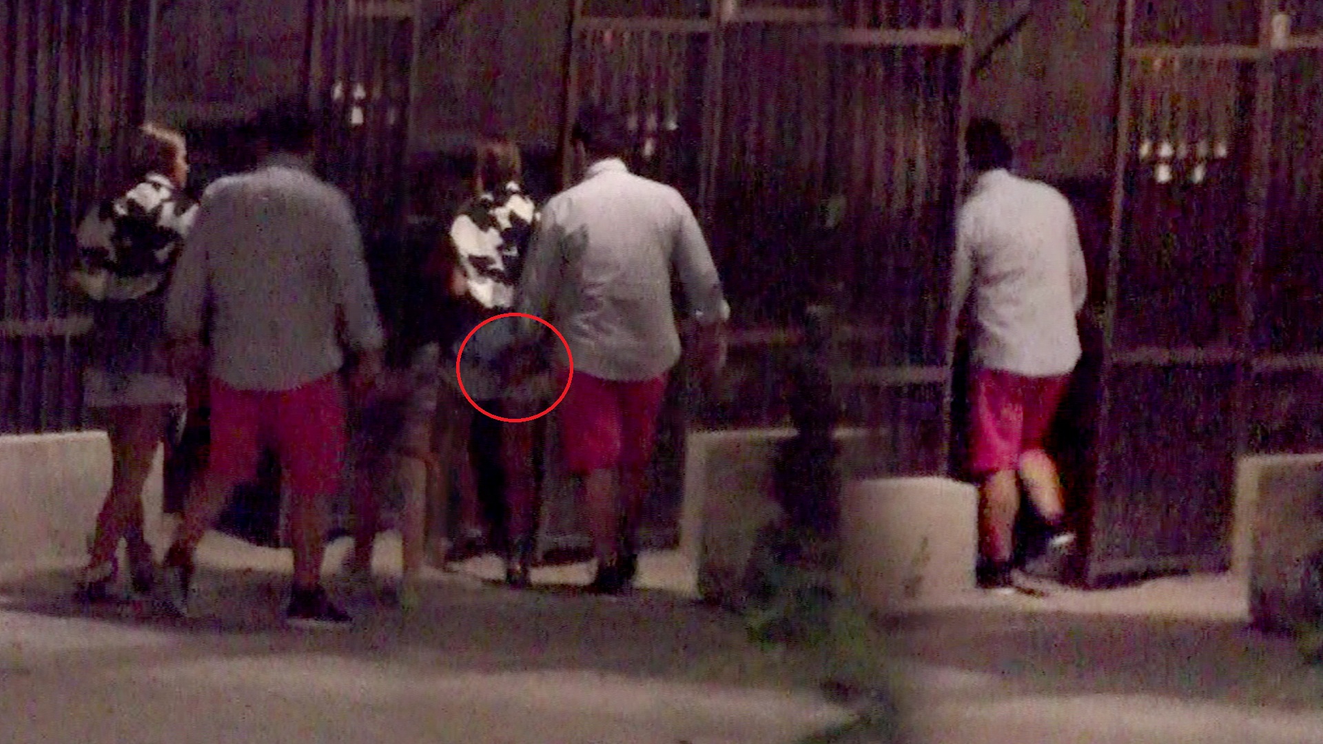 Cantaretul si-a atins iubita, discret, pe posterior