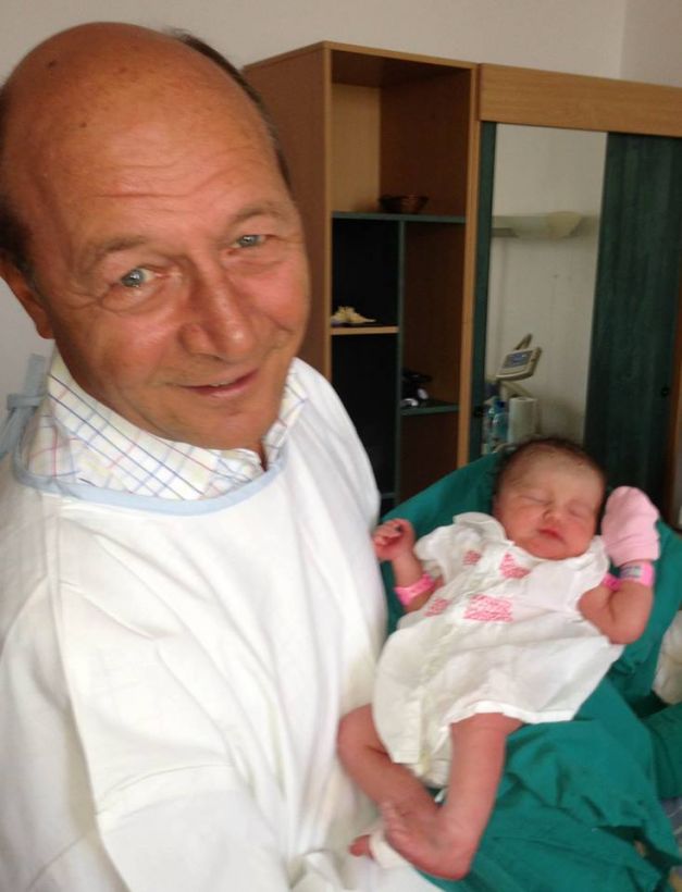 Traian Basescu, fericit ca si-a putut tine in brate nepotica