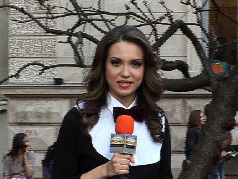 Dupa ce a fost redactor-sef al unei reviste, Eveline a ajuns reporter la o televiziune economica