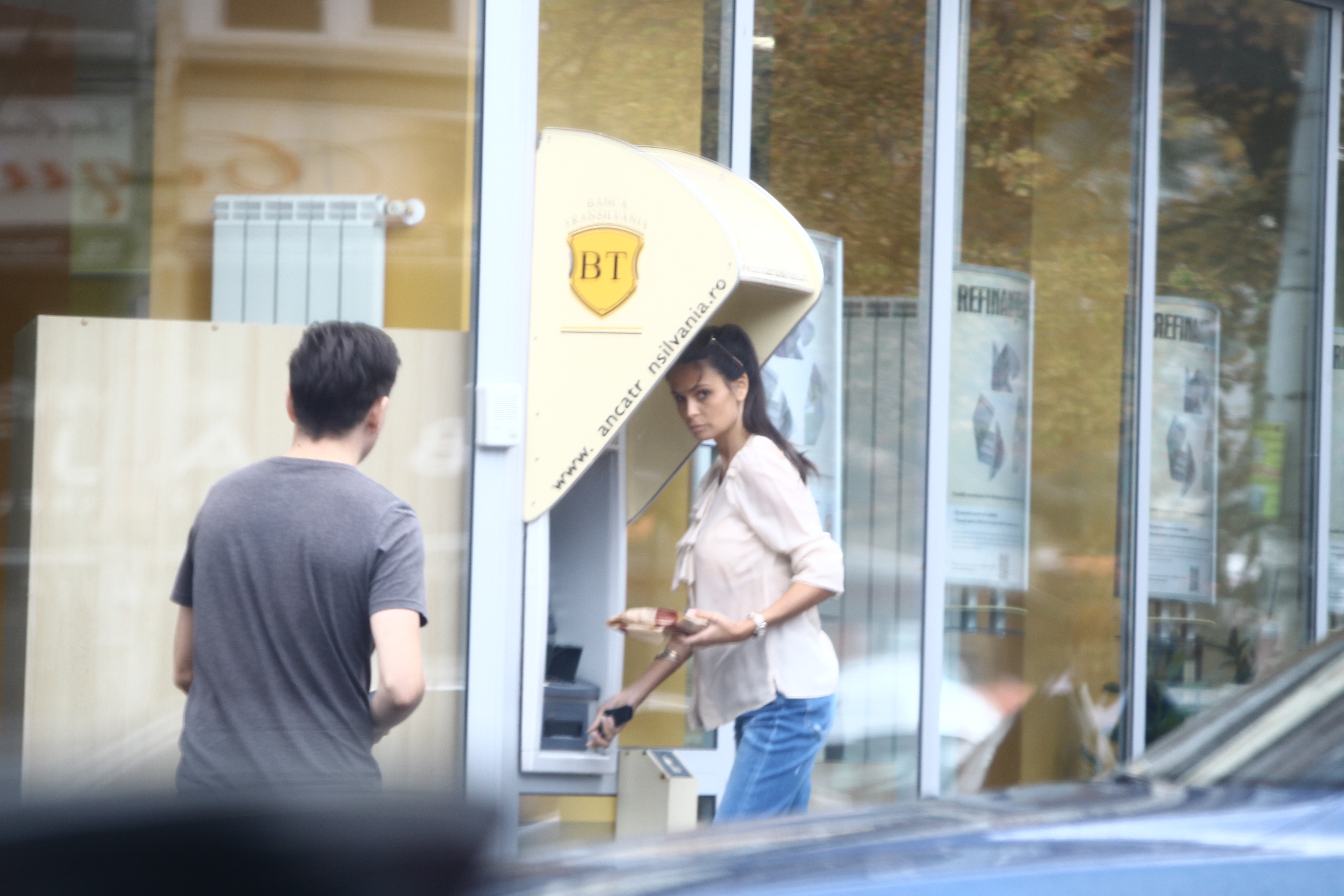 Inainte de a intra in farmacie, Anca se opreste la bancomat