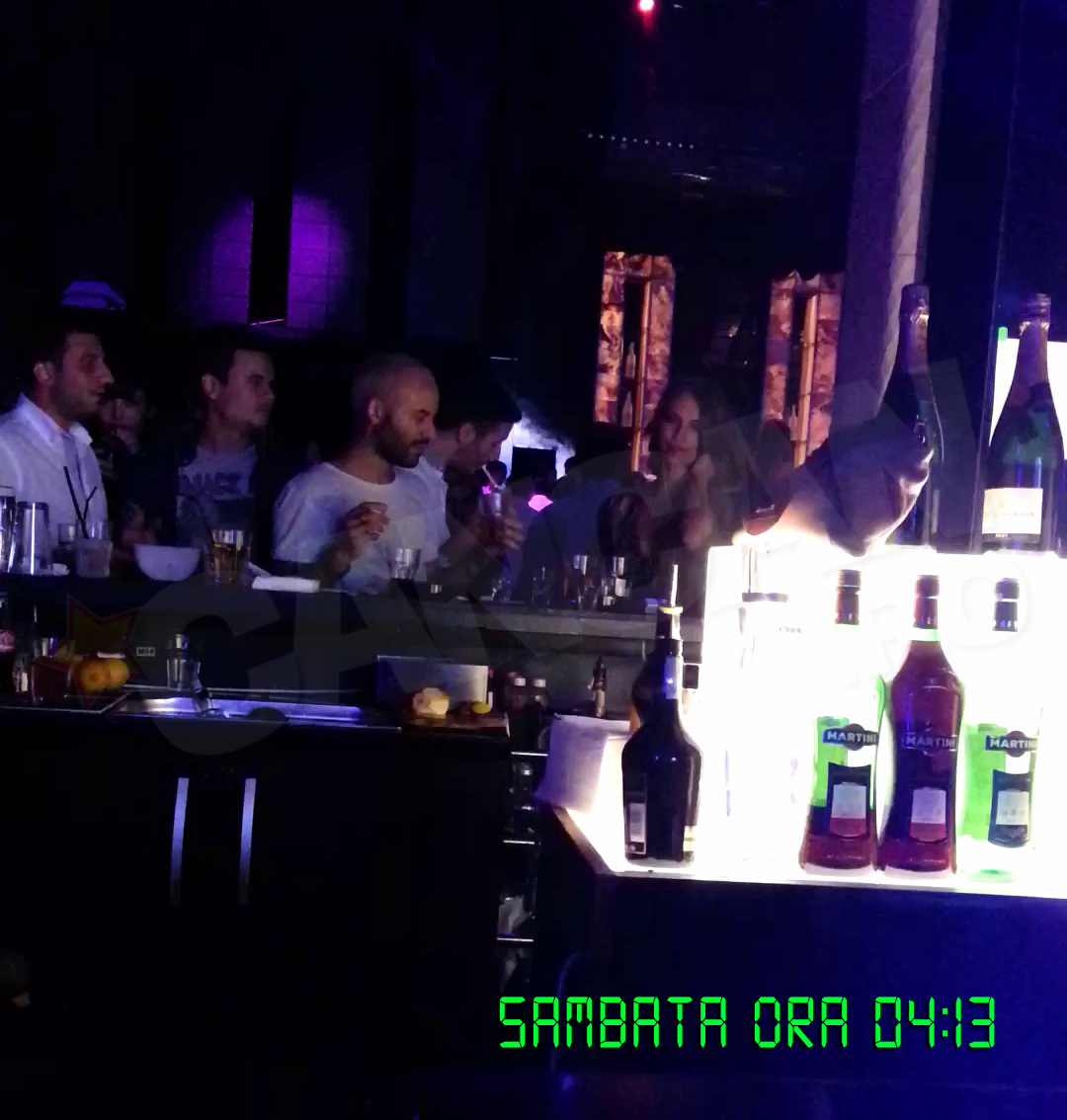 Cantaretul a gasit imediat anturaj cu doua blonde