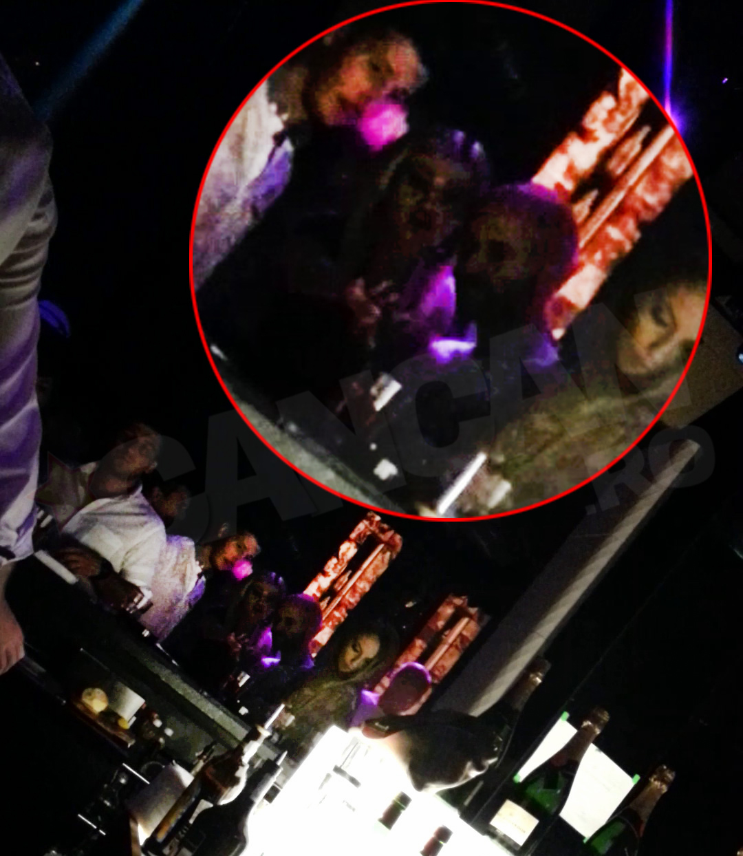 Desi sunt mai multi in club, cei trei par sa se distreze doar intre ei