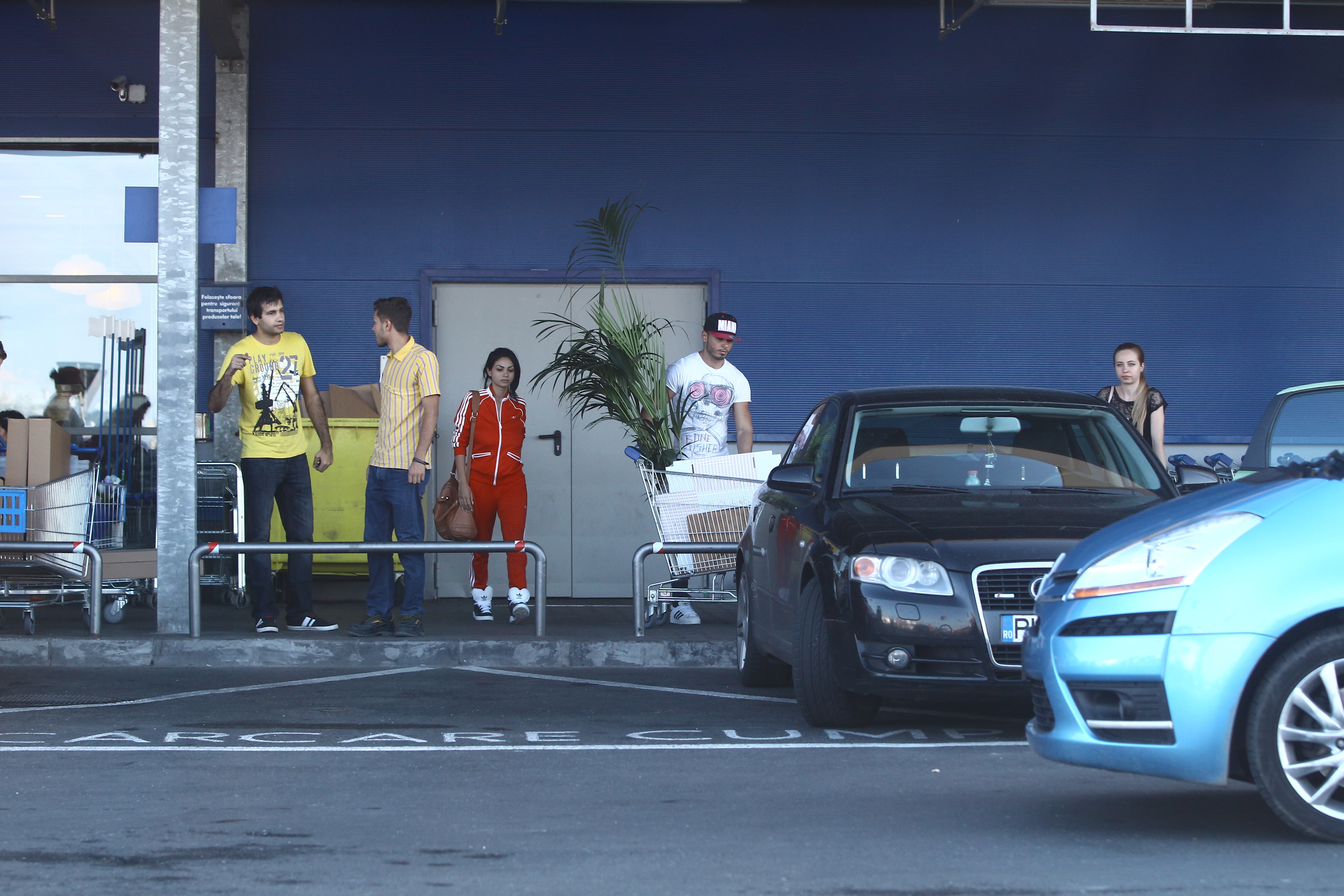 Ca un adevarat barbat, Sonny Flame cara singur cumparaturile