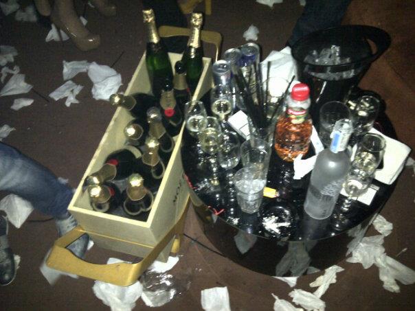 Versace a facut un adevarat obicei in a fotografia bauturile de la masa, insa nu de la masa lui