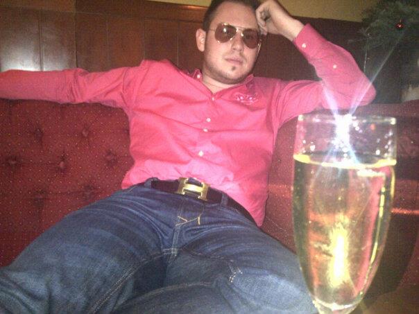 Barbatul vrea sa lase impresia ca el consuma doar un fel de bauturi alcoolice