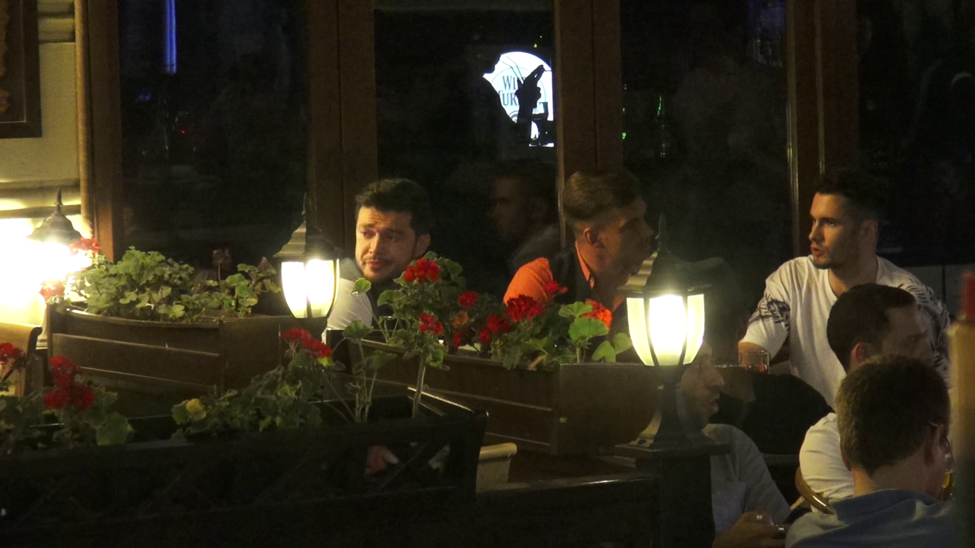 Victor a fost distras de cateva domnisoare care il strigau