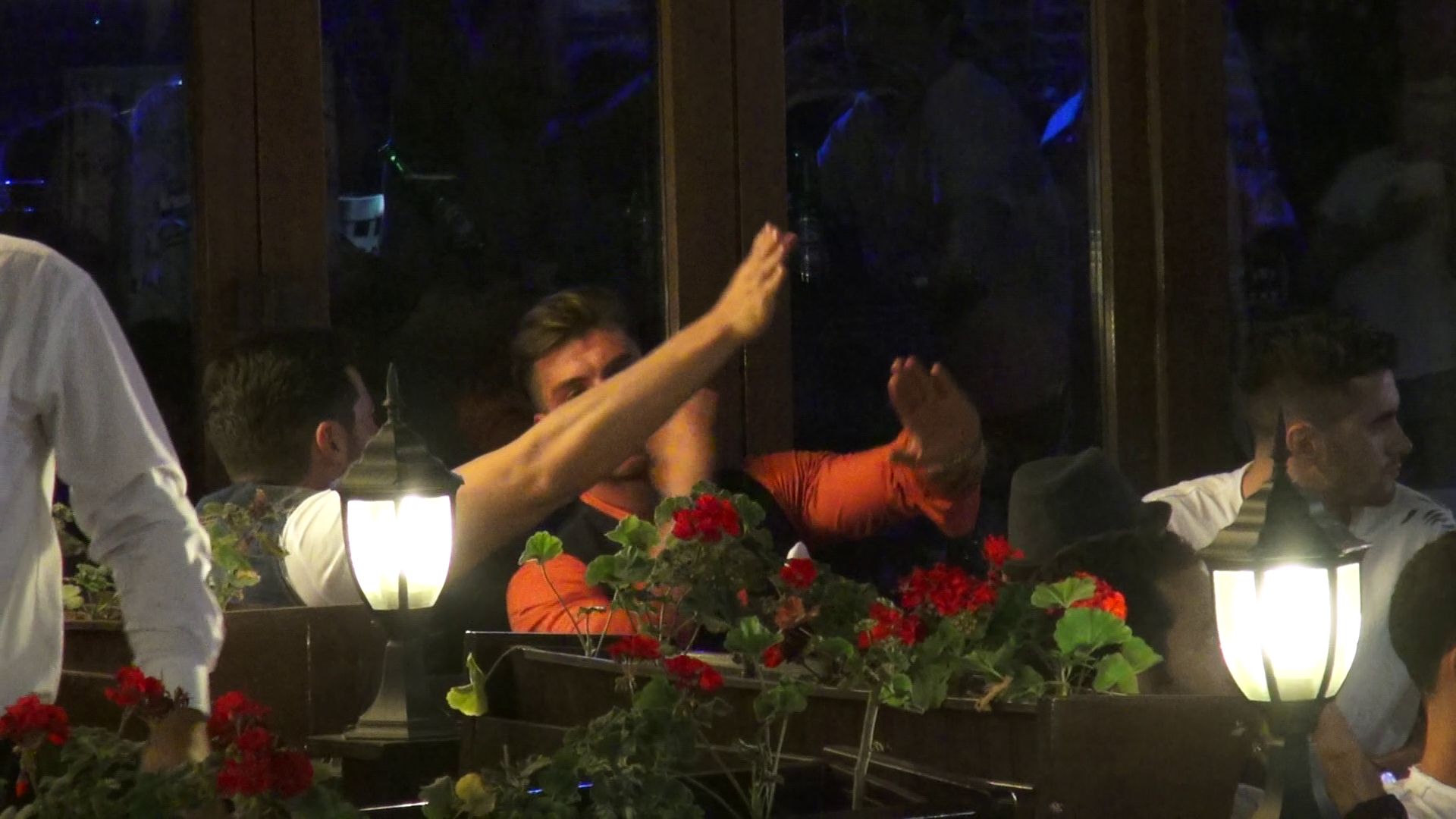 La un moment dat, Victor si Bogdan gesticulau, spre amuzamentul celorlalti prieteni prezenti la masa