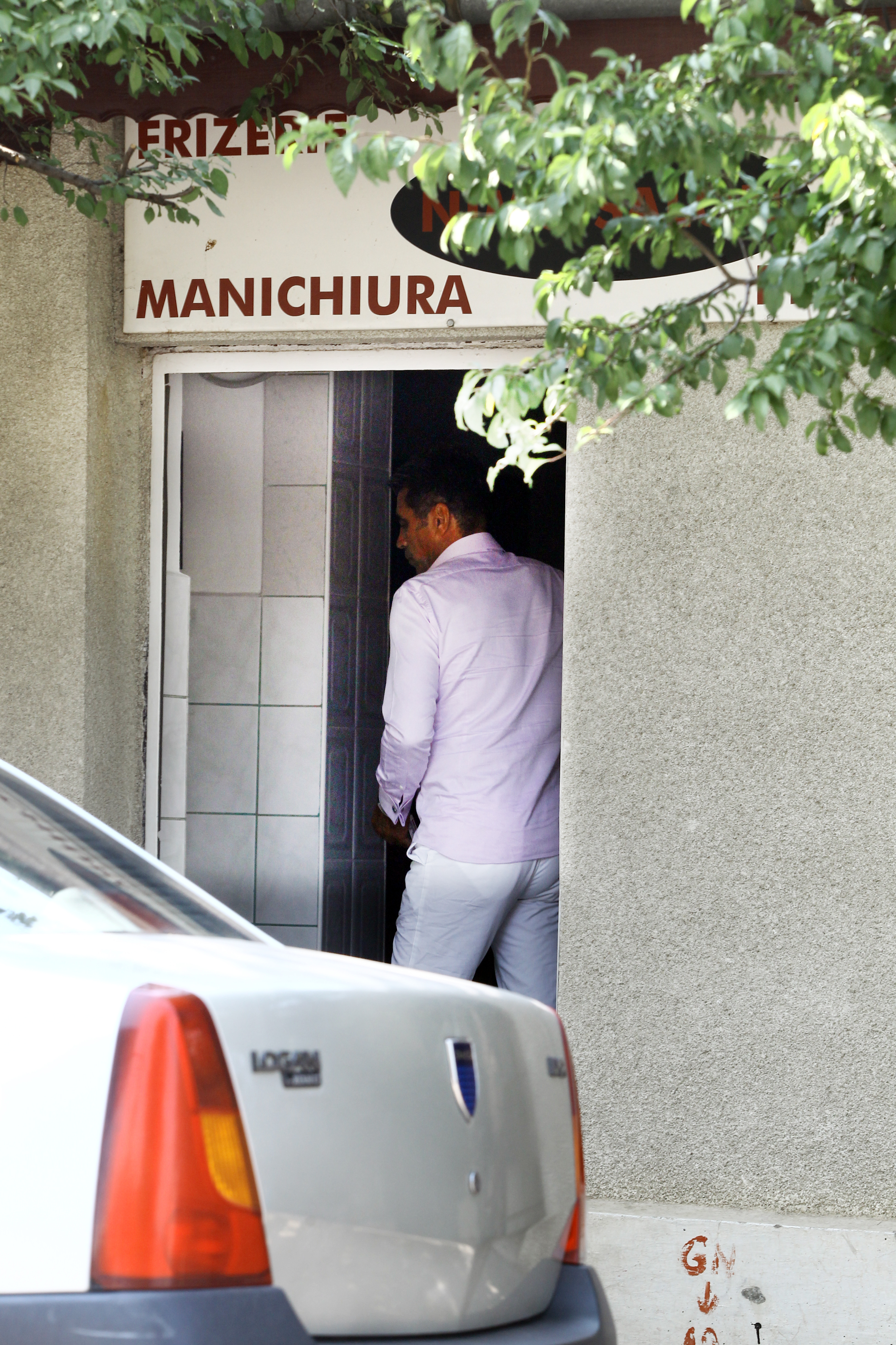 Barbatul intra in frizeria de cartier