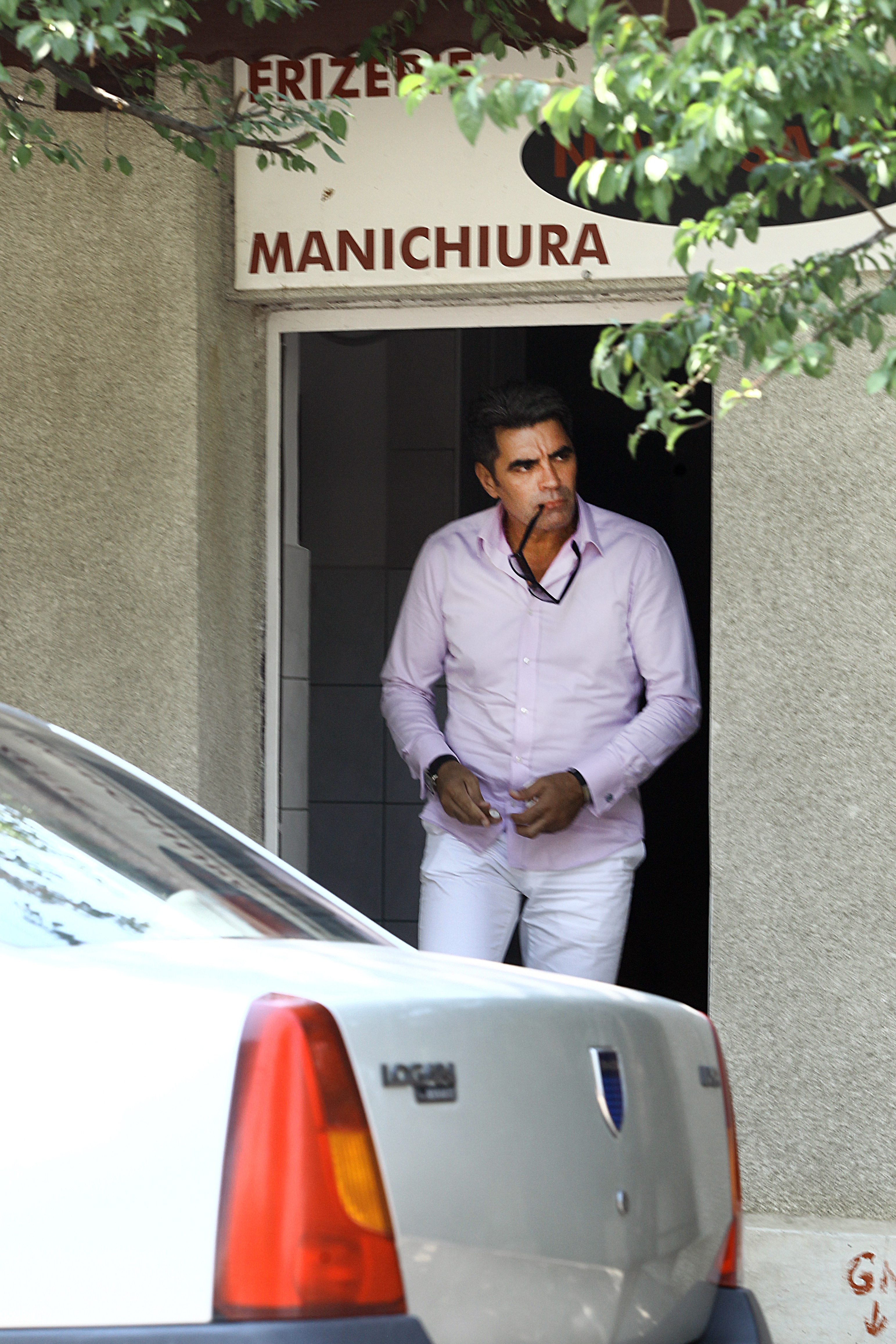 Cat timp fiul sau se tundea, omul de afaceri a iesit sa fumeze o tigara