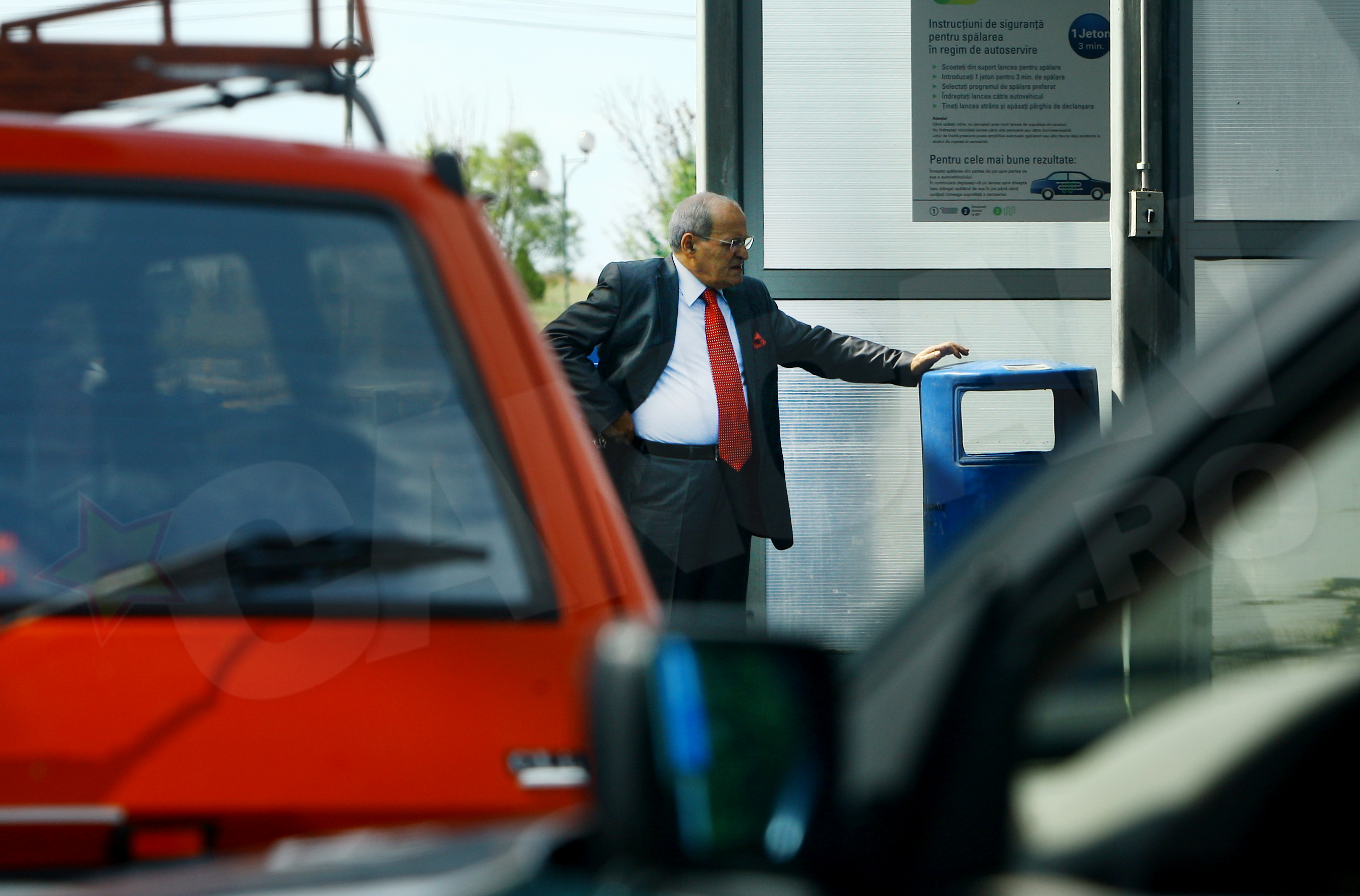 Artistul nu-si scapa din ochii autoturismul