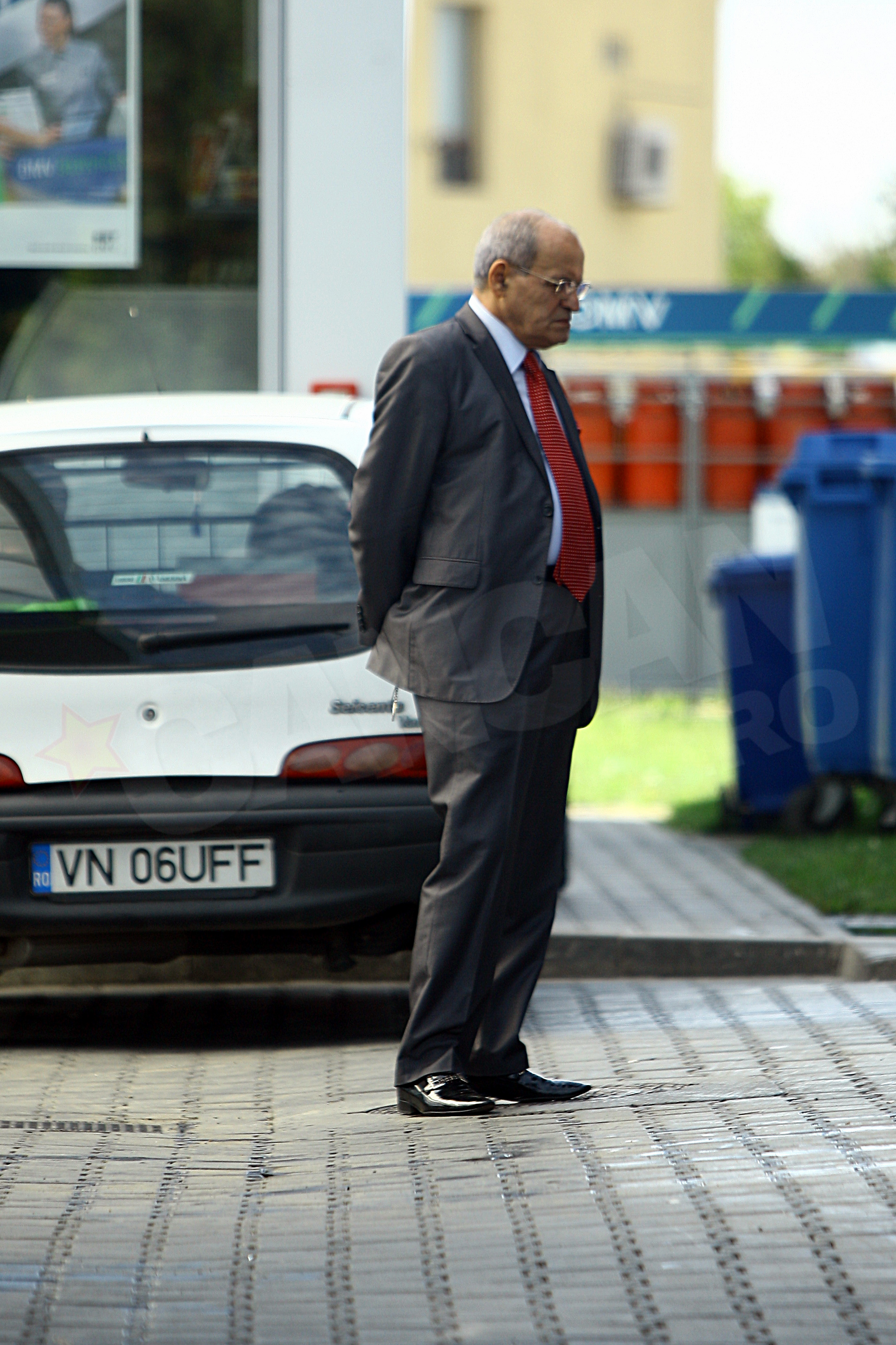 Nelu Ploiesteanu este atent ca niciun angajat sa nu-i zgarie