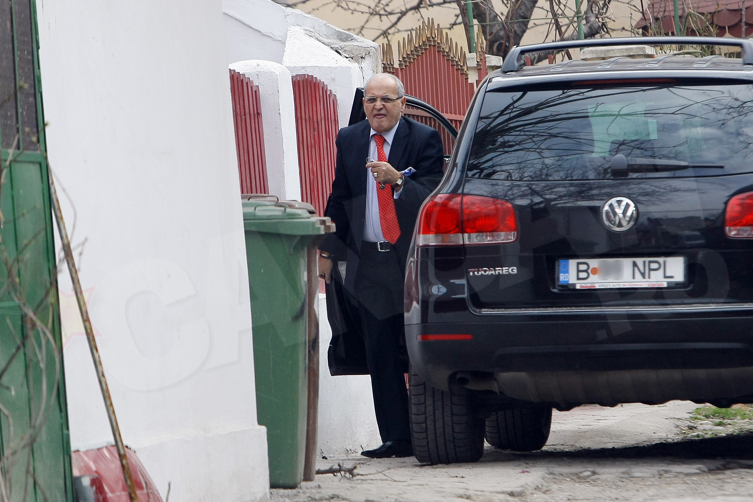 Nelu este dependent de masina lui