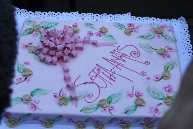 Pe tortul ales de Elena Basescu scrie numele fiicei sale