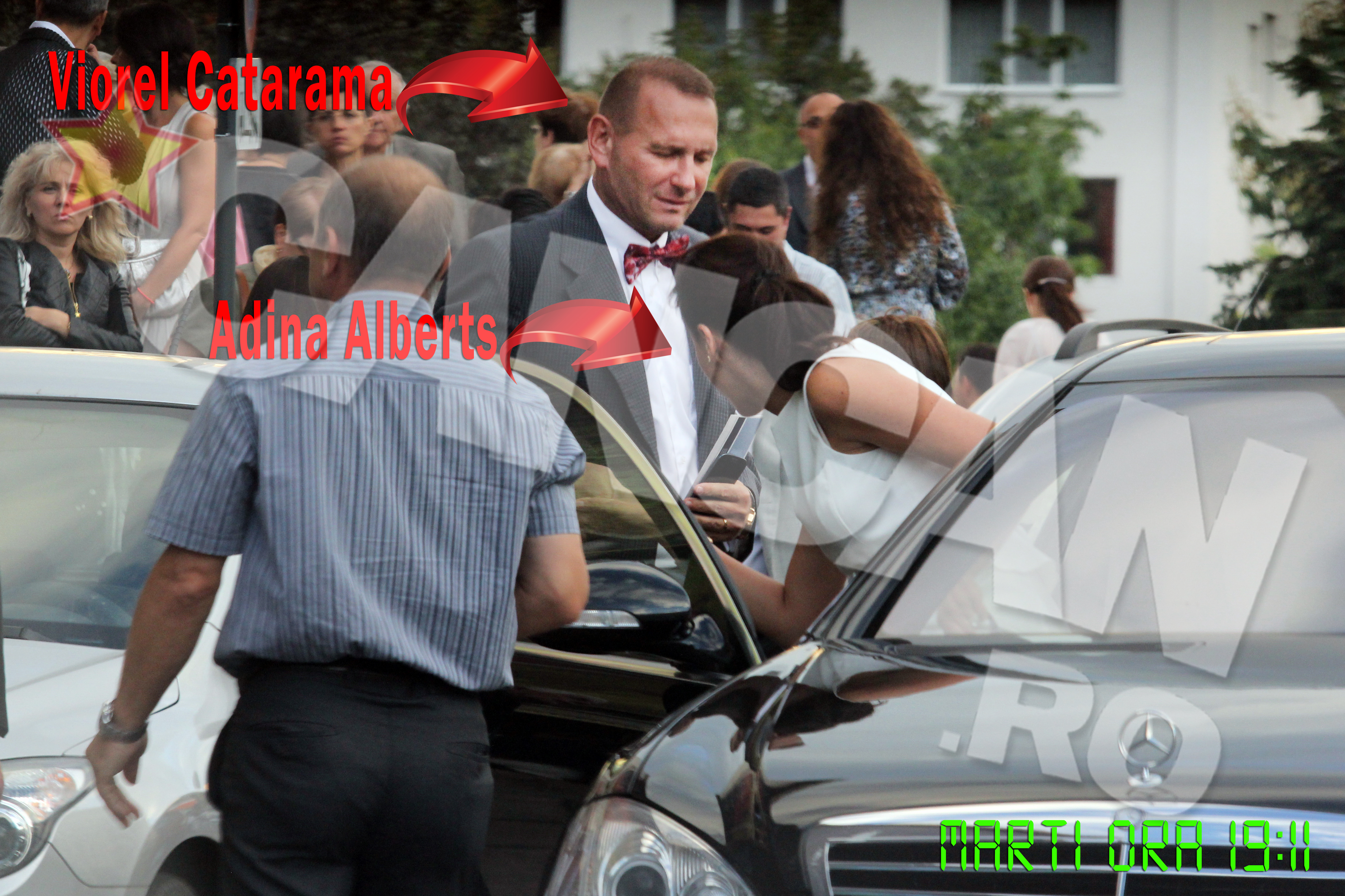 Galant, omul de afaceri ii deschide usa sotiei sale, Adina Alberts