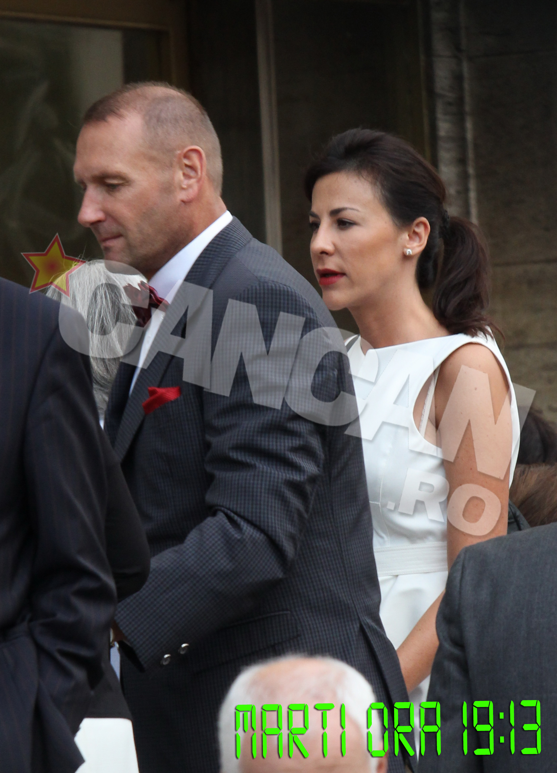 Nerabdatori, Viorel si Adina s-au pierdut imediat in multimea care astepta sa intre