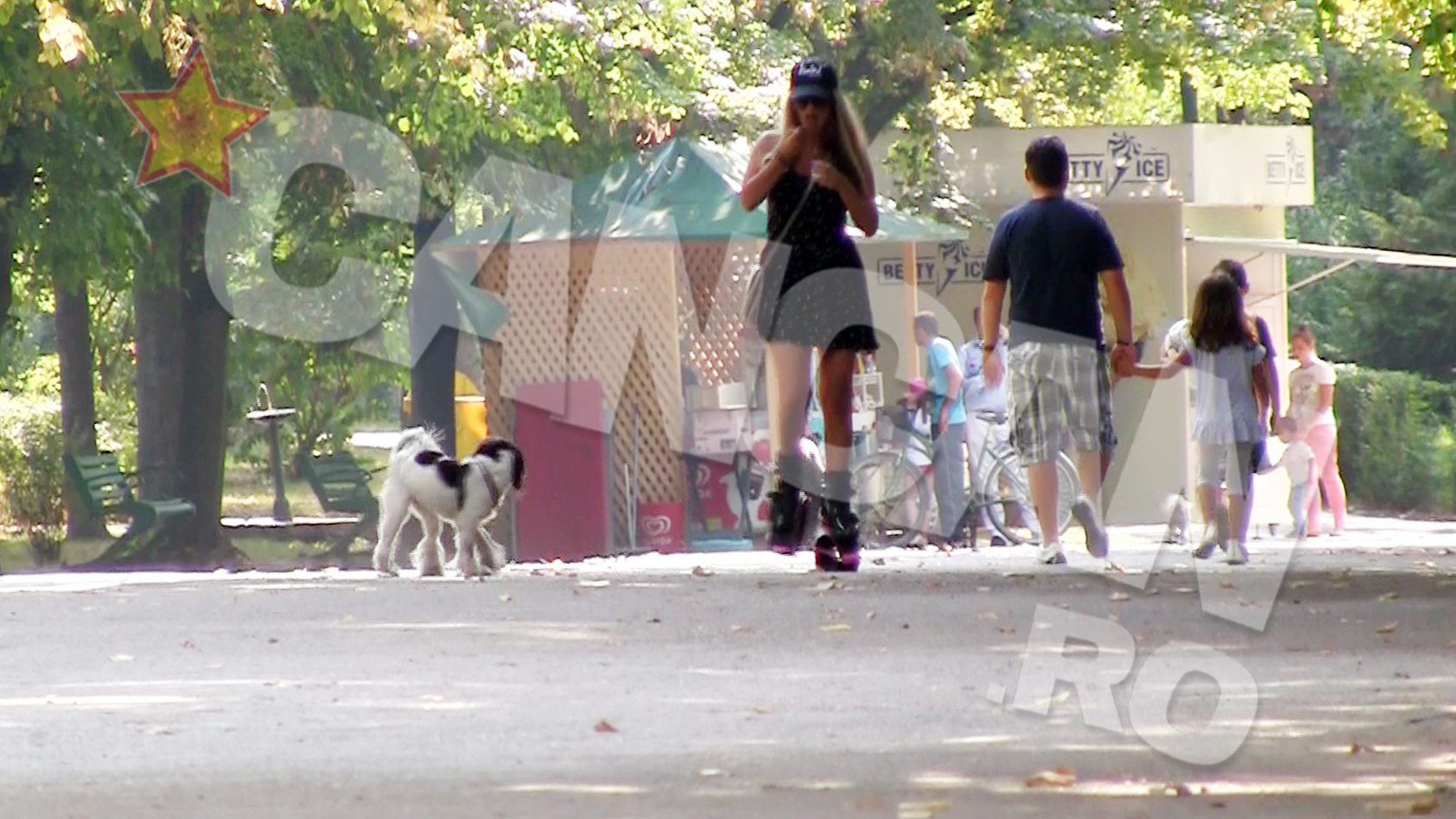 Dupa ce a scapat de celelalte animale, blonda isi savureaza linistita inghetata