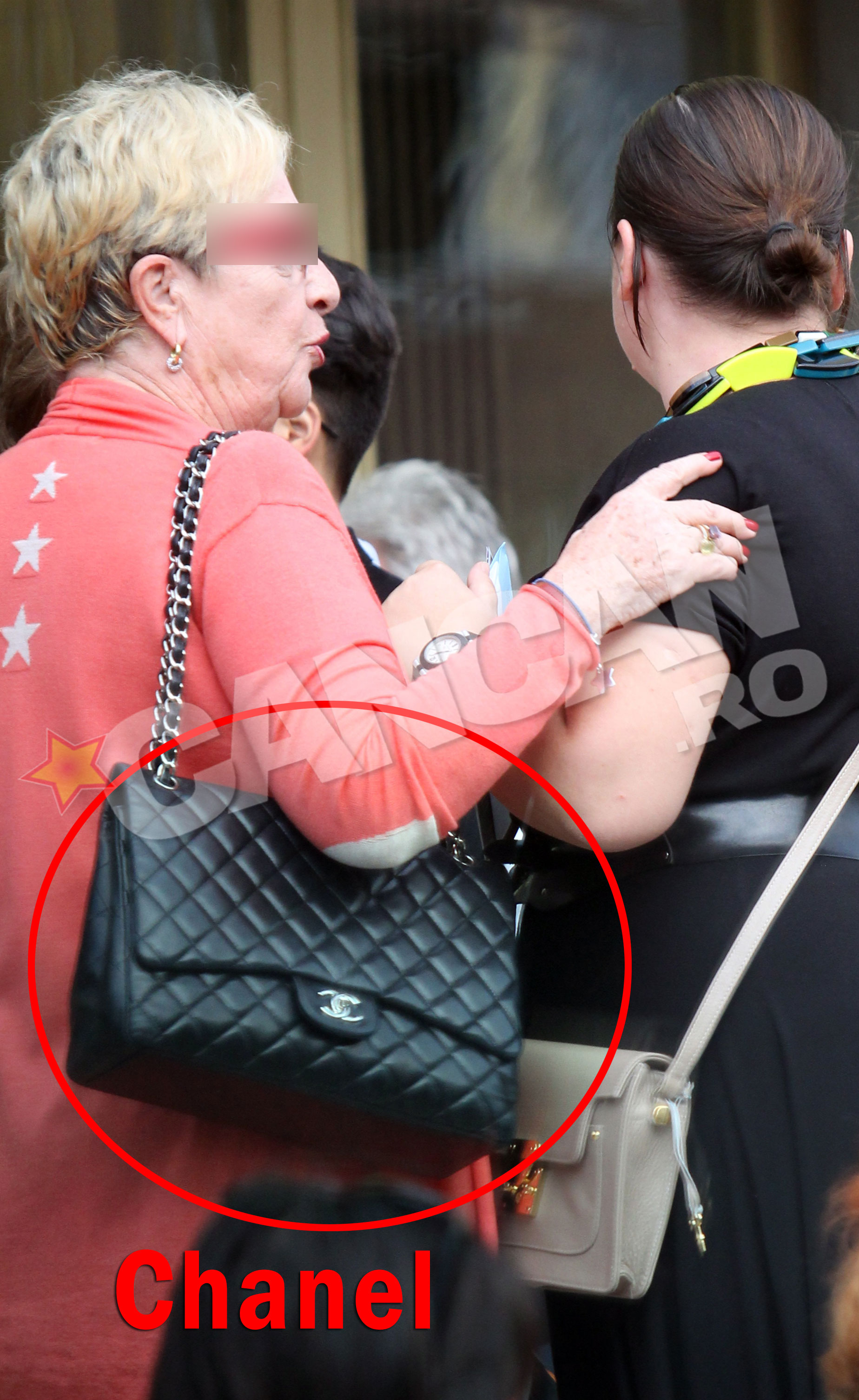 Geanta neagra Chanel este cea mai intalnita la doamnele cu ceva dare de mana