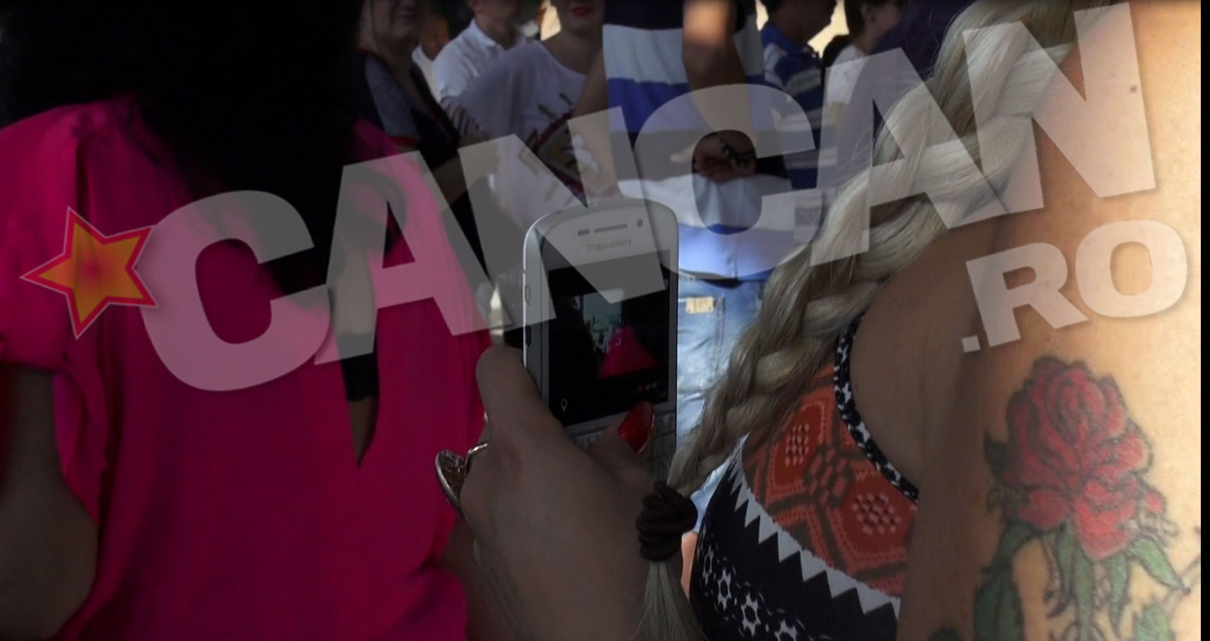 Alexandra, care are un tatuaj pe brat, a filmat-o in permanenta cu telefonul pe mama ei