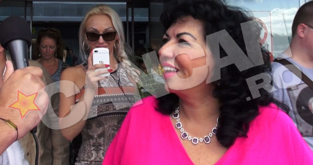 Blonda a parut amuzata in timp ce isi filma mama, chiar si in timpul unui interviu