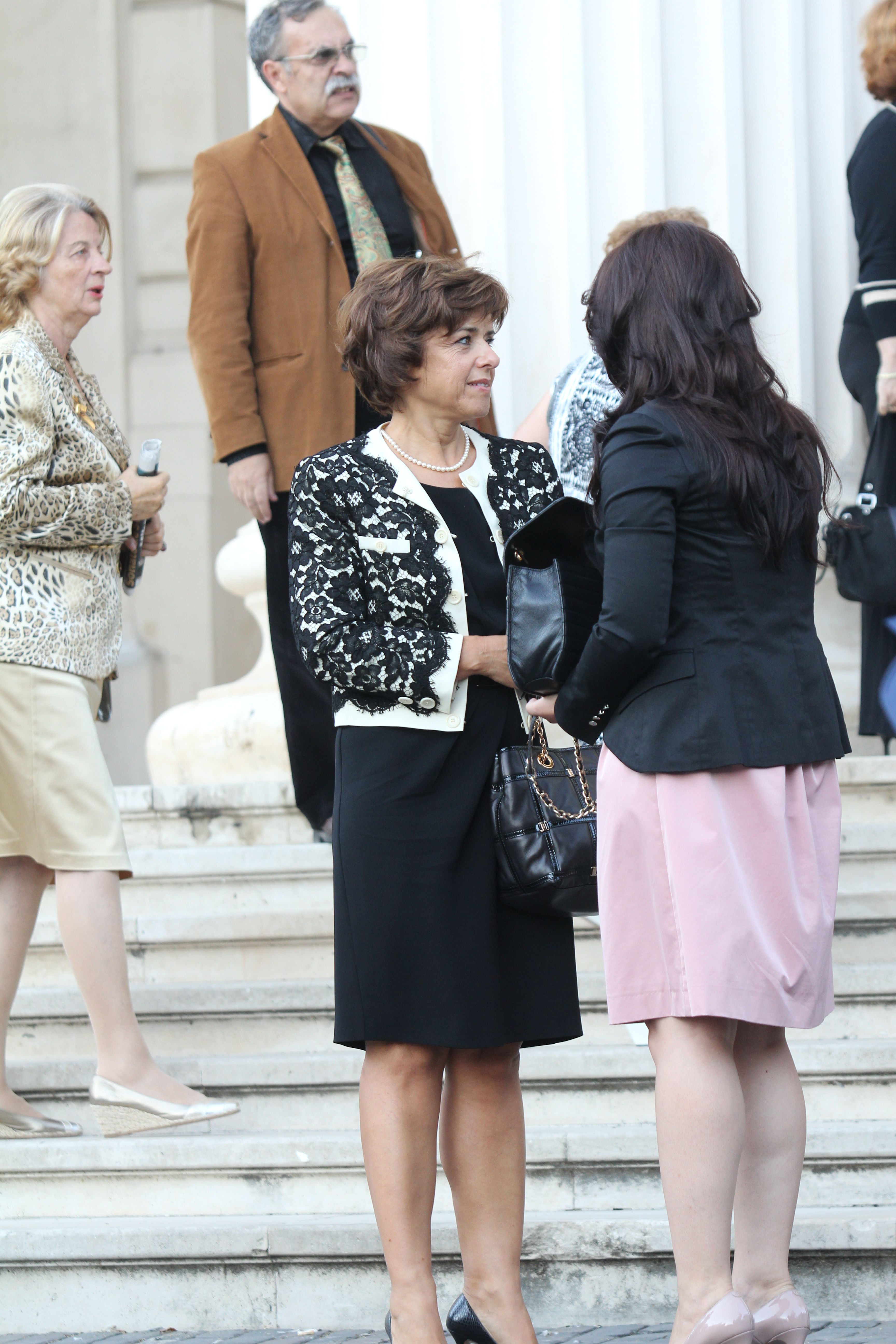 Sotia lui George Copos este un exemplu de eleganta