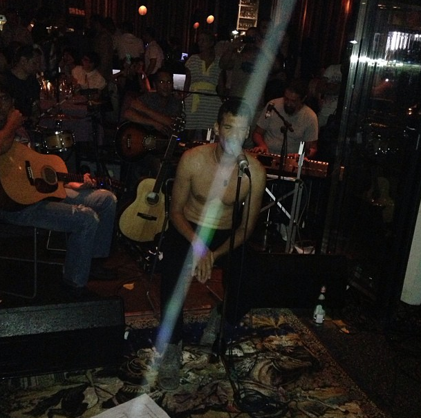 Artistul nu se sfieste sa se debrace in fata fanilor sai